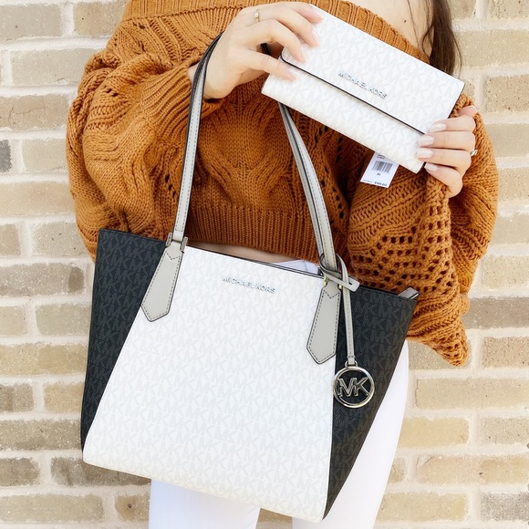 Michael Kors Handbags - BUNDLE 🌺🌺Michael Kors Tote + wallet